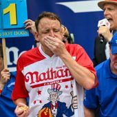 83 Hotdogs in zehn Minuten: Joey Chestnut brach eigenen Rekord