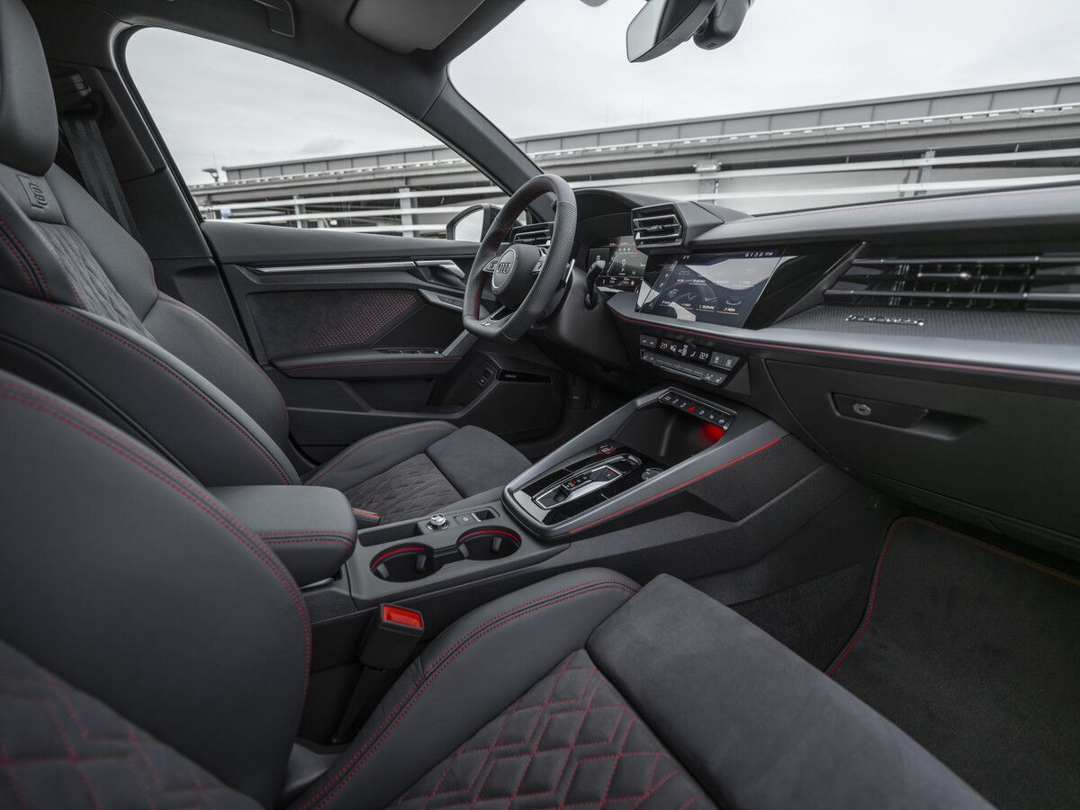 Dezidiert fahrerorientiert eingerichtet ist das Cockpit nicht nur im RS.