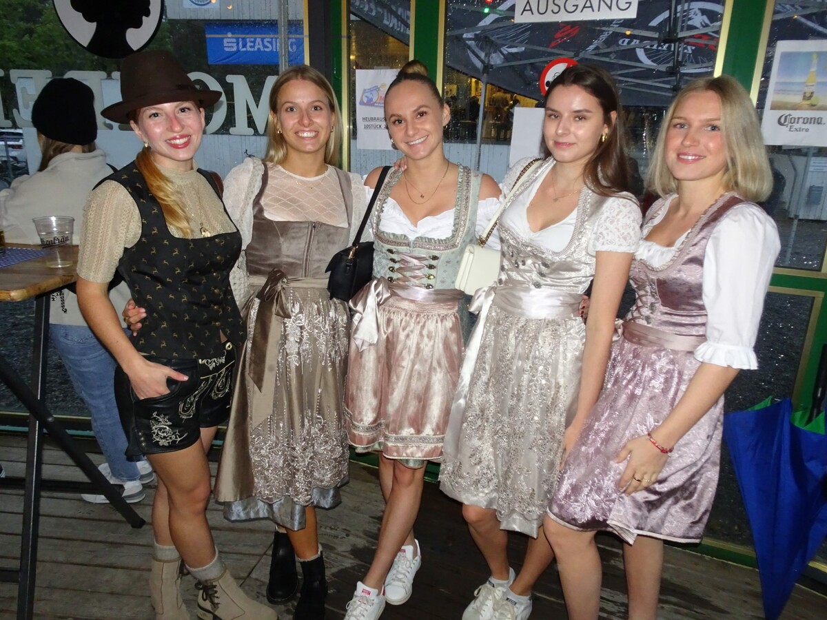 Die „Admira-Spielerfrauen“ schmissen sich stilgerecht für das Oktoberfest in Schale. ⇒cth