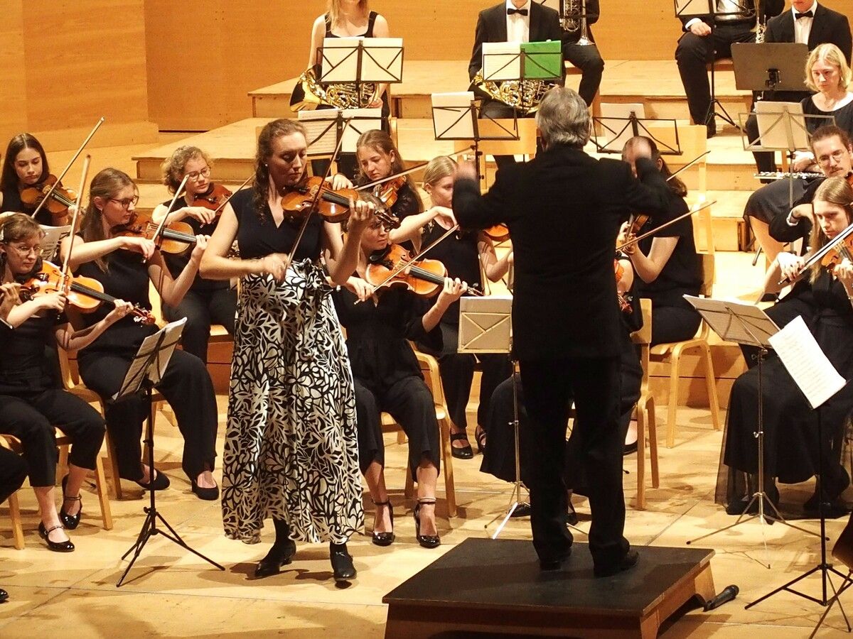 Die aus der Steiermark stammende Solistin Johanna Pichlmair ist Geigerin bei den Berliner Philharmonikern. ⇒fritz jurmann