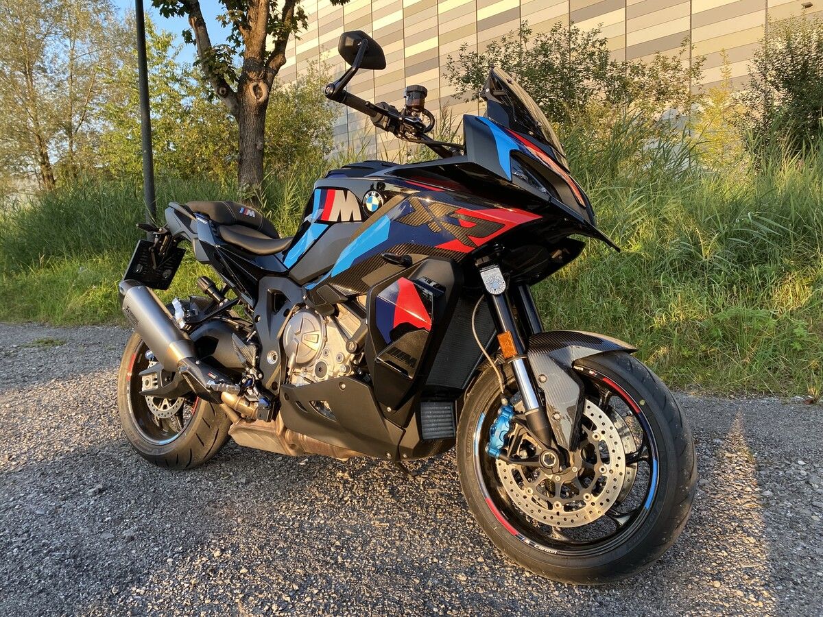 Die BMW M 1000 XR ist ein Allroundtalent, das in allen Bereichen eine Top-Performance abliefert.⇒M. Suppersberger