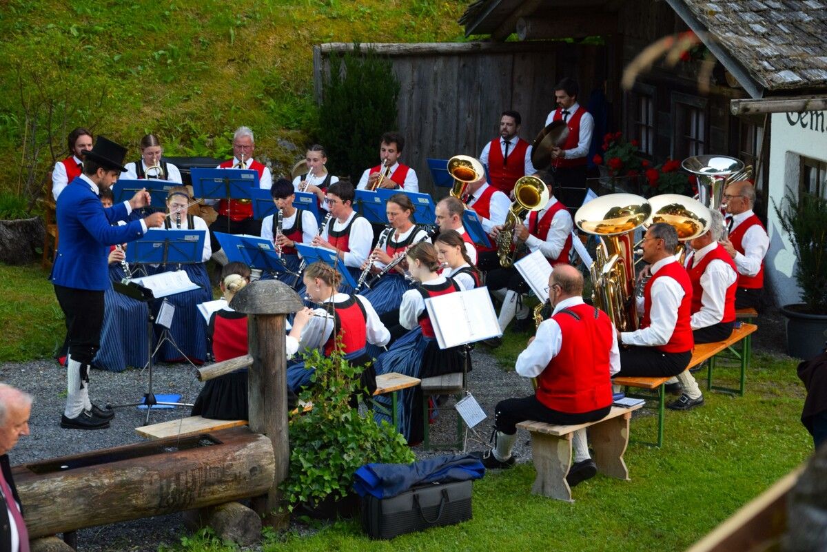Die Bürgermusik Silbertal spielt zum Frühschoppen auf. ⇒sco