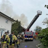 Flammen und Rauch auf dem Dach