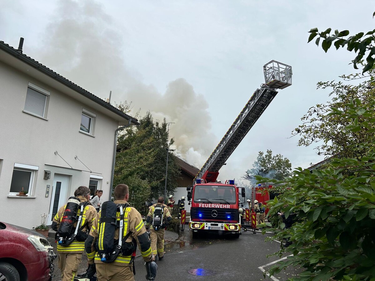 Die Dornbirner Feuerwehr musste zur Brandbekämpfung eine Drehleiter einsetzen, um Teile des Daches abzudecken. ⇒vol.at/Mayer/ladstätter