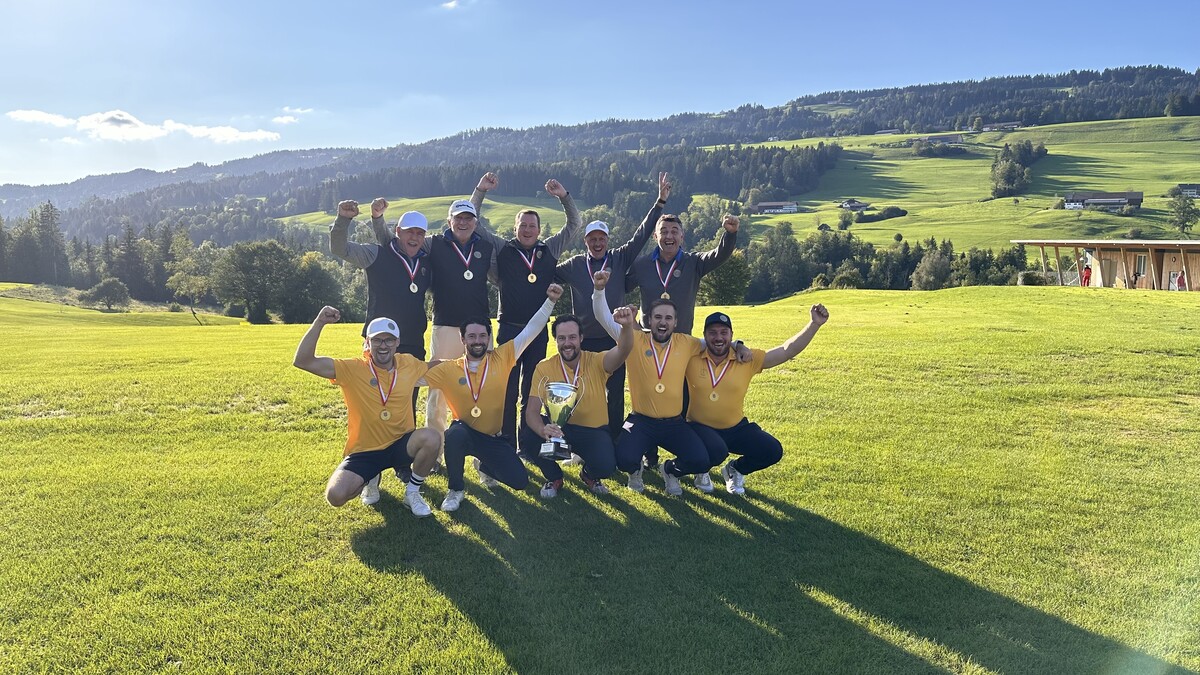 Die Equipe des GC Montfort Rankweil: Lucas Hepberger, Claus Jäger, Captain Kevin Mathis, Guillermo Retana Bronte, Alex Duelli (vorne v. l.), Charly Meyer, Friedrich Schett, Rainer Ratzenböck, Joachim Gantner und Andreas Loretz (hinten v. l.).⇒Privat