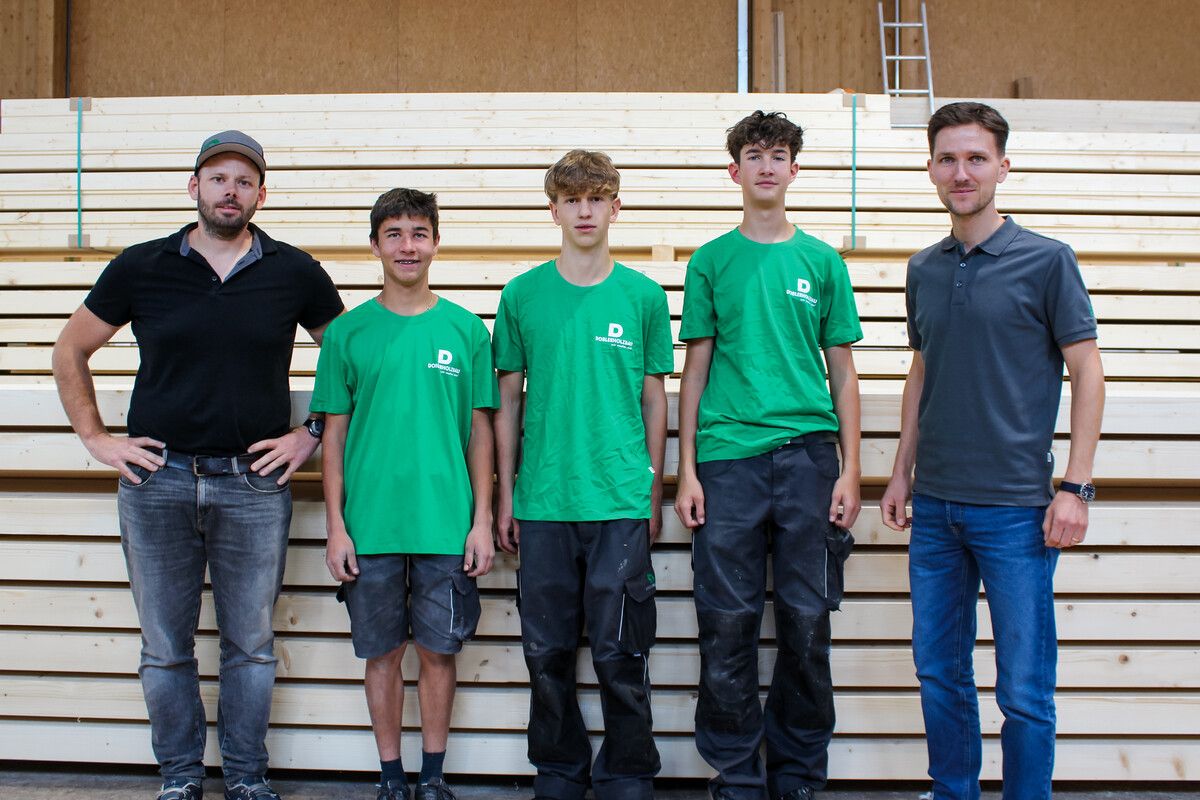 Die Firma Dobler Holzbau in Röthis begrüßt ihre drei neuen Mitarbeiter, die heuer die Lehre als Zimmerer begonnen haben. Durch die Lehrzeit werden sie von Benedikt Corn und Emanuel Vith begleitet. ⇒dobler