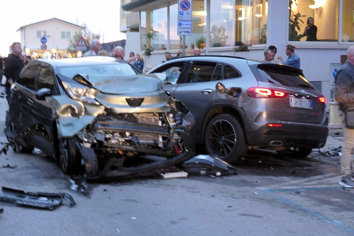 Die Frau hat mehrere Fußgänger erfasst und ist gegen parkende Autos geprallt. ⇒AFP