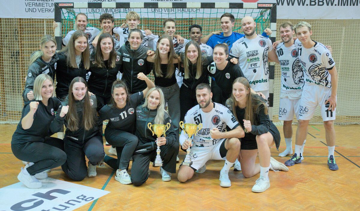 Die Frauen des Alpla HC Hard und das Männerteam des HC Tectum Hohenems holten sich im VHV-Cup die Siegertrophäen. Beide Cupsieger setzten sich in den Finalpartien gegen Mannschaften des HC Lustenau durch. ⇒Günter Nicolussi