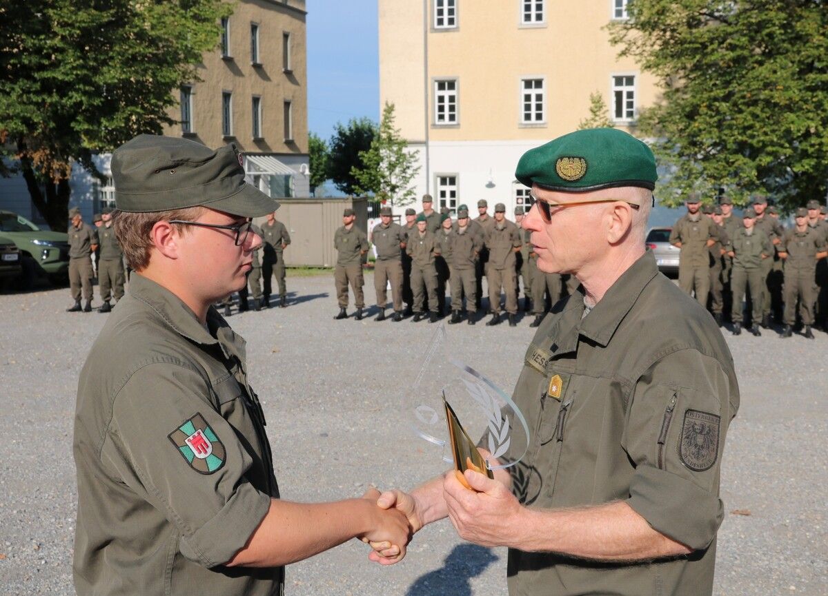 Die ganze Mannschaft war angetreten, um der Ehrung von Rene Fiel (l.) durch Brigadier Gunther Hessel beizuwohnen.⇒bmlv/michael kerschat