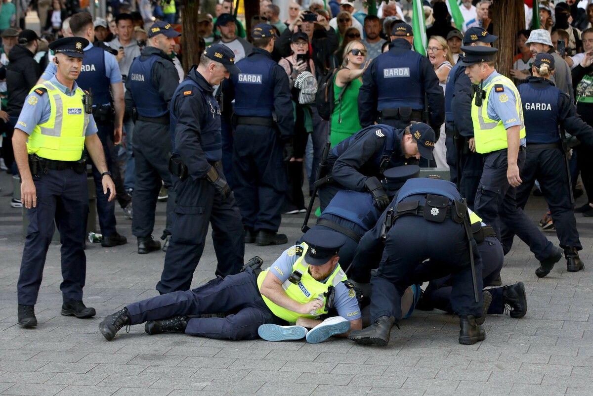 Die irische Polizei nimmt bei einer Anti-Migrationsdemo einen Demonstranten fest, nachdem eine Brücke in Dublin blockiert wurde. AFP