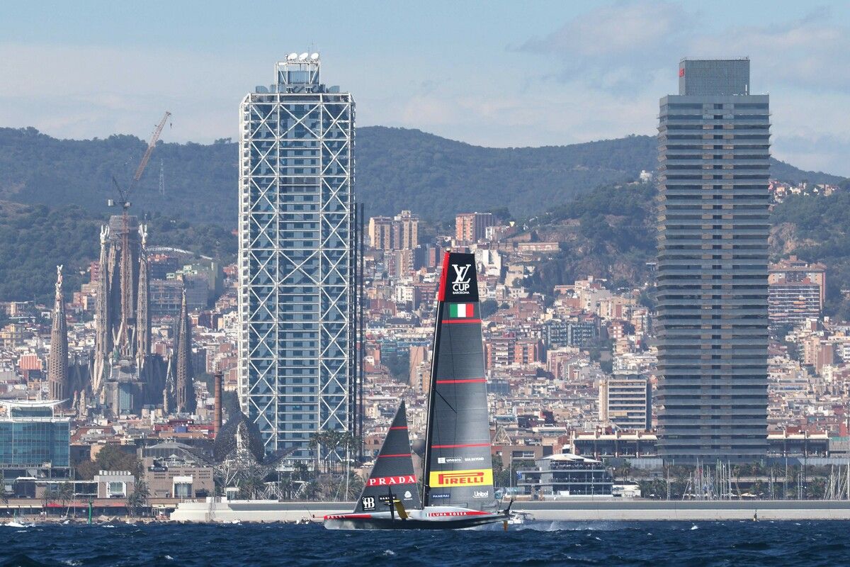 Die italienische Yacht Luna Rossa vor der Kulisse Barcelonas.⇒Apa