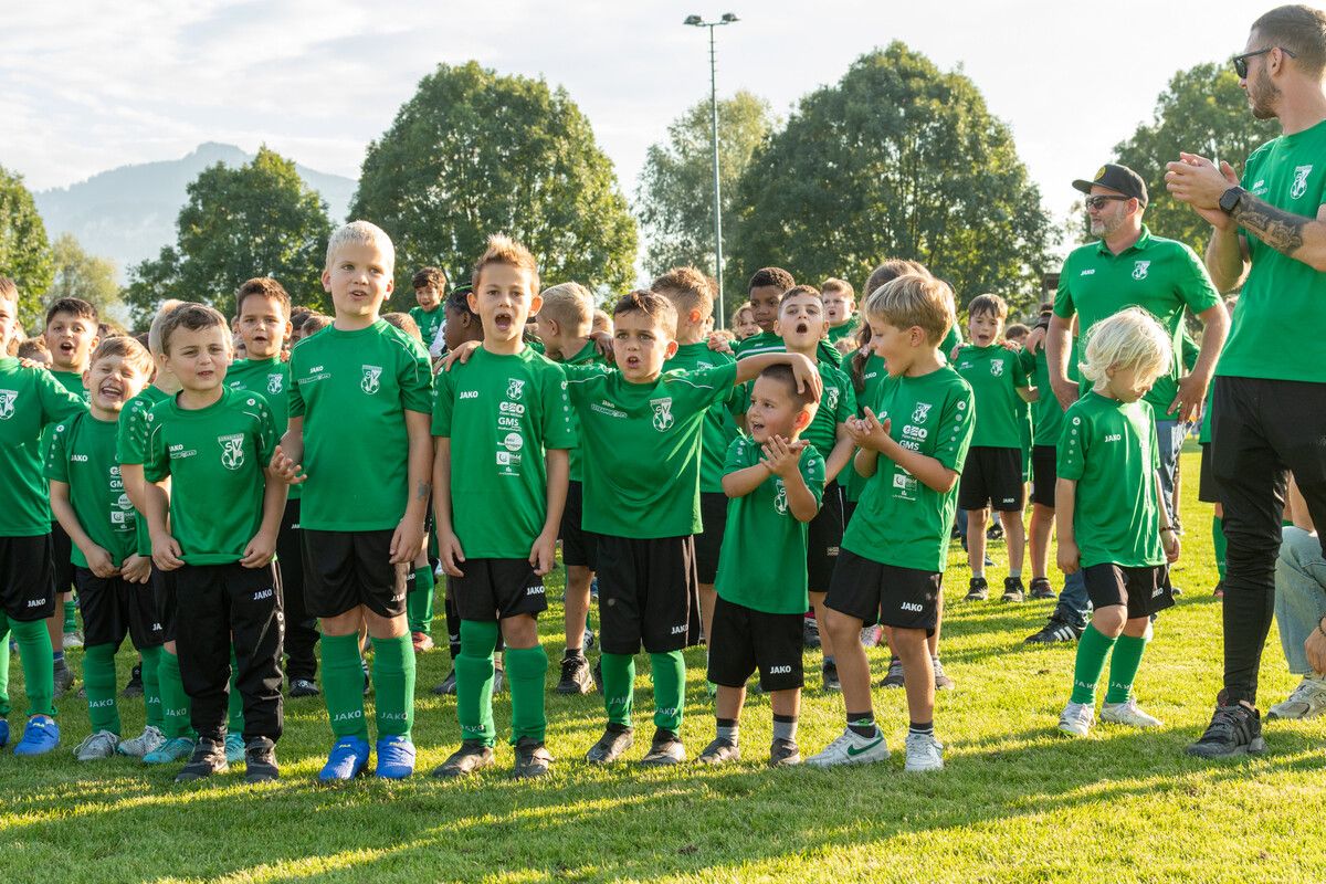 Die kleinen Kicker genossen ihren großen Auftritt.⇒ cth
