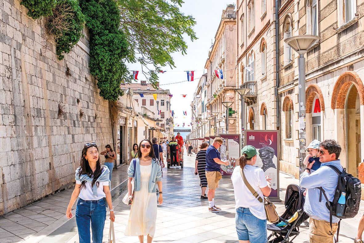 Die Marmontova-Straße, eine lebendige Einkaufsstraße in Split.⇒Shutterstock
