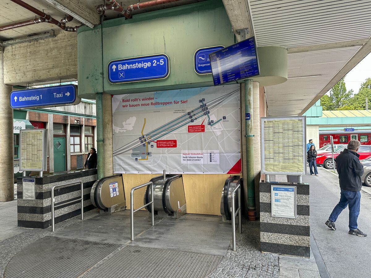 Die Rolltreppen sind mittlerweile mit Holzbrettern vernagelt. Die Erneuerung soll in drei Etappen erfolgen. 