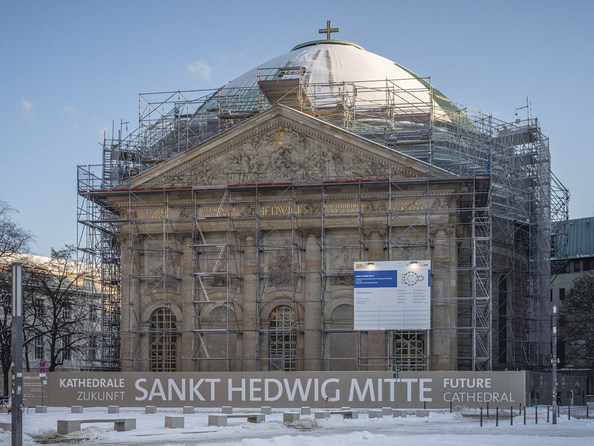 Die Sankt-Hedwigs-Kathedrale in Berlin-Mitte wird aktuell umfassend saniert.⇒Detlef Bluhm