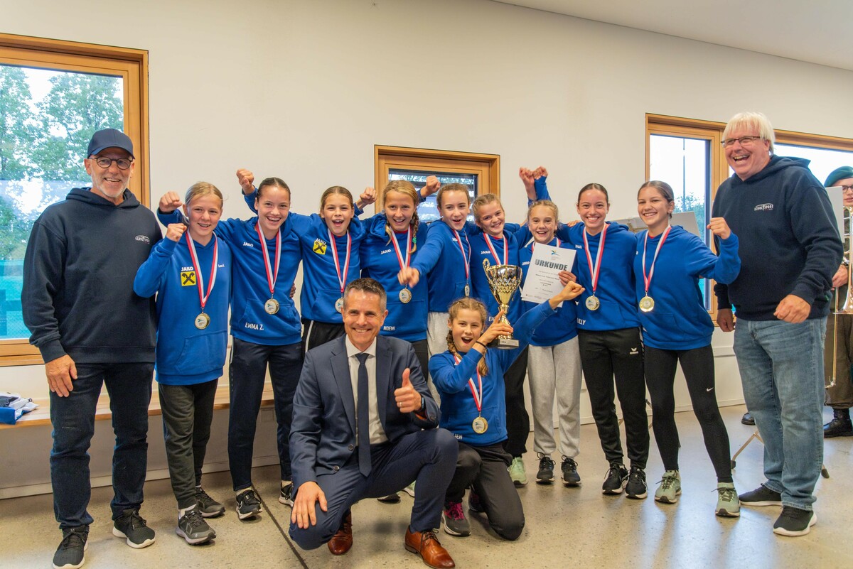 Die siegreichen Mädchen der Sportmittelschule Hohenems-Markt in der Leichtathletik mit Conny Berchthold (l.) und Christoph Neyer (r.) von Schulsport Vorarlberg und dem neuen Bildungsdirektor Heiko Richter.⇒Schulsport Vorarlberg