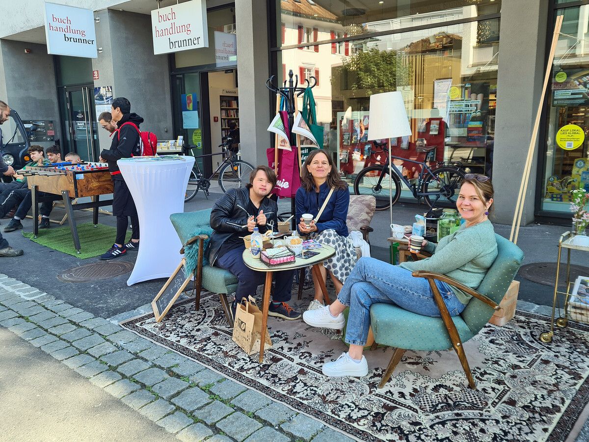 Die Straßenzeitung Marie hatte eine Schreibwerkstatt mit Kaffeehaus-Flair eingerichtet. ⇒LCF