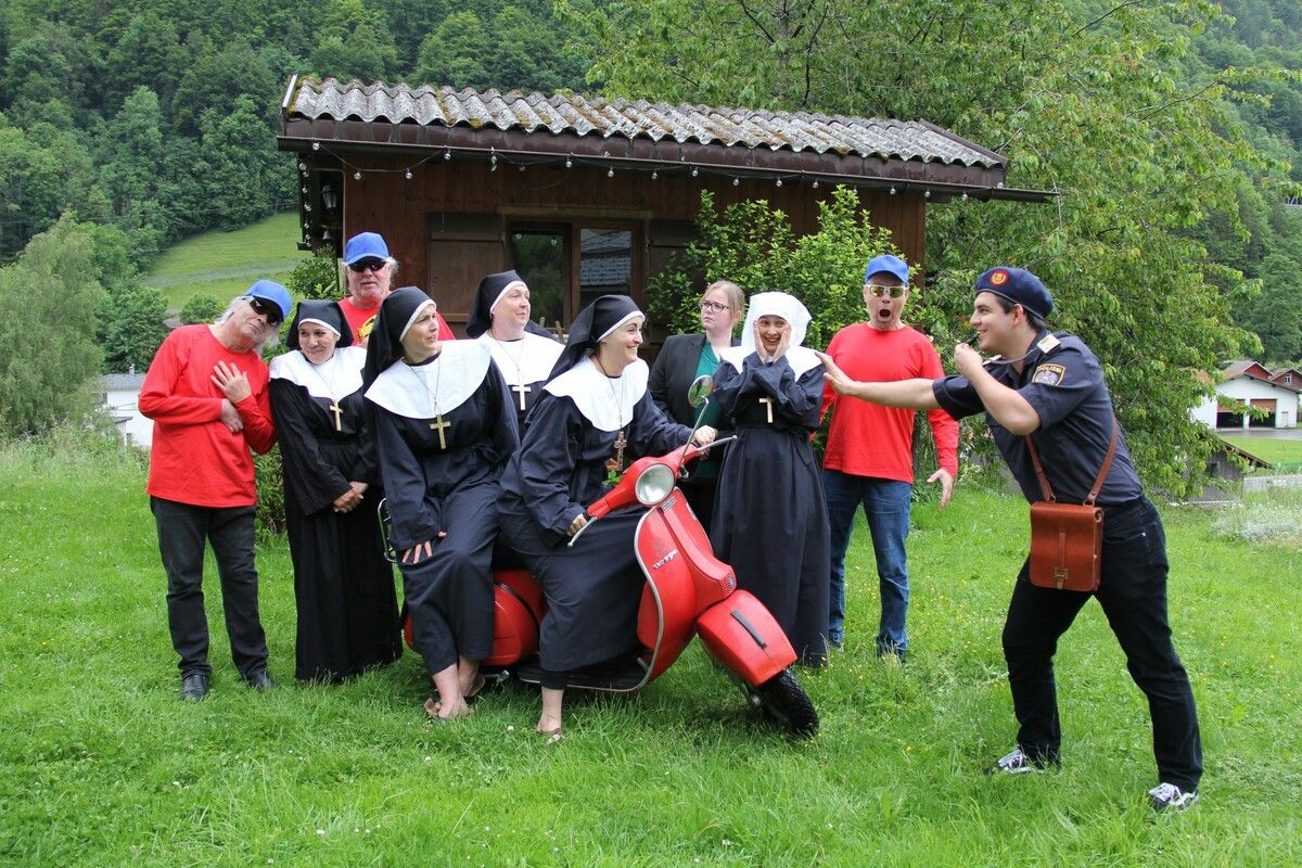 Die Theatergruppe Wald-Dalaas führt das Stück „Guns‘n‘Nuns – nehmen ist seliger denn geben“ auf. ⇒Verein