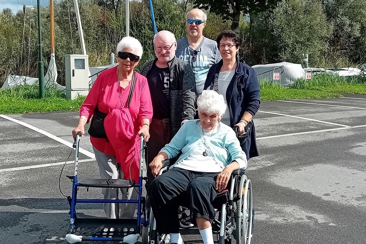 Die Urlaubsgäste aus Tirol, Paula Pockstaller, Mario Mair, Peter Steger (hinten), Karin Meßner und Regina Mair (vorne), verbrachten eine Woche in Hard am Bodensee. ⇒SeneCura