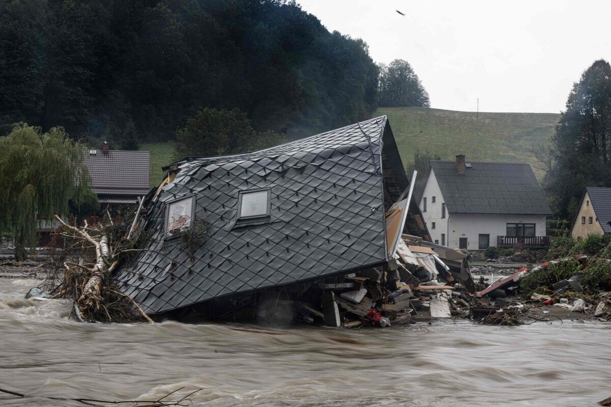 Die Wassermassen lassen in Tschechien ganze Häuser einstürzen. ⇒afp