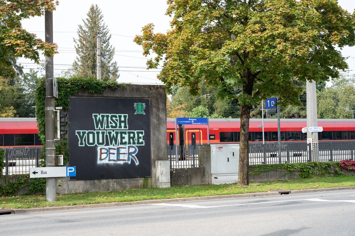 Dieses Mal wurde das Wort „gay“ mit den Wörtern „beer“ bzw. „here“ übersprüht. Die Plakate sind Teil der Ausstellung von Anne Imhof.⇒VN/Serra