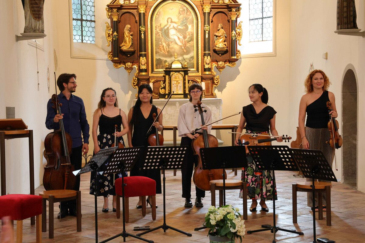 Dozenten und Masterclass-Teilnehmerinnen nach dem erfolgreichen Eröffnungskonzert. ⇒AME