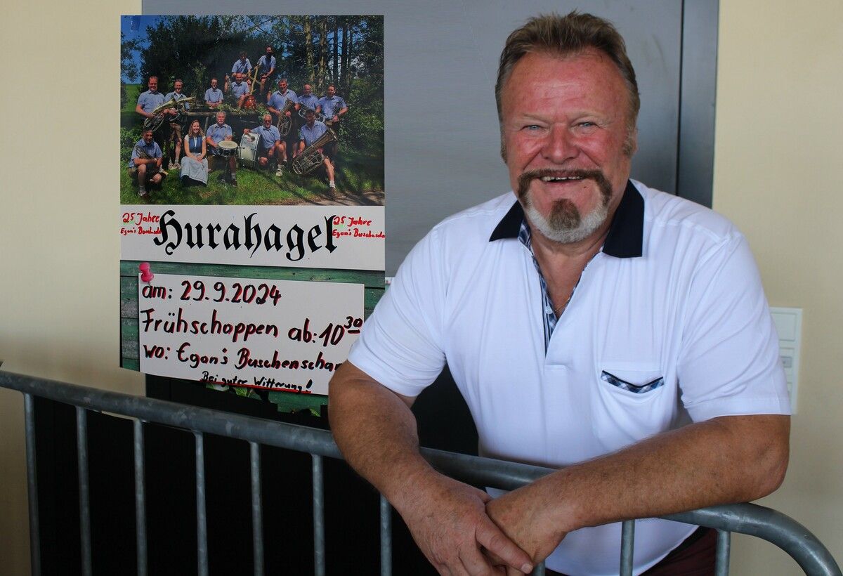 Egon Wucher, Hohenweilers letzter Gastwirt, hat zu seinem Buschenschank-Jubiläum auch die Band Hurahagel aus der deutschen Nachbarschaft eingeladen. ⇒STP