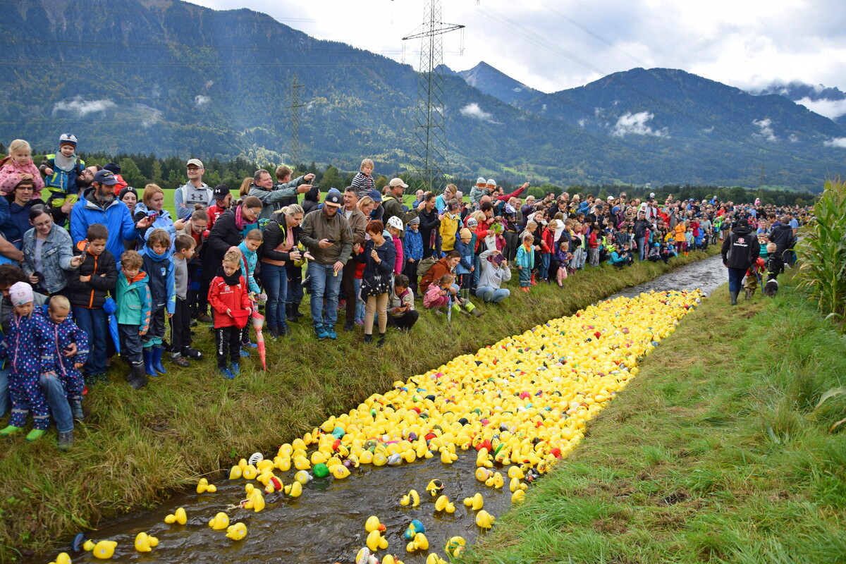 Ein Bach voller Gummienten: Diesen imposanten Anblick soll es auch am Sonntag wieder geben.