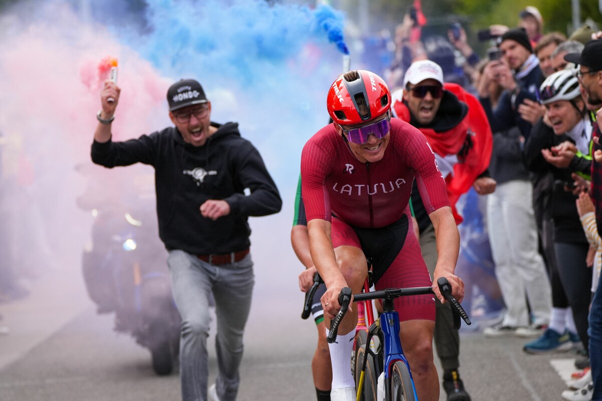 Ein Bild, das die Begeisterung für den Radsport zeigt: Cornelius Greussing (l.) feuert Tom Skuijns in Zürich an. ⇒Apa