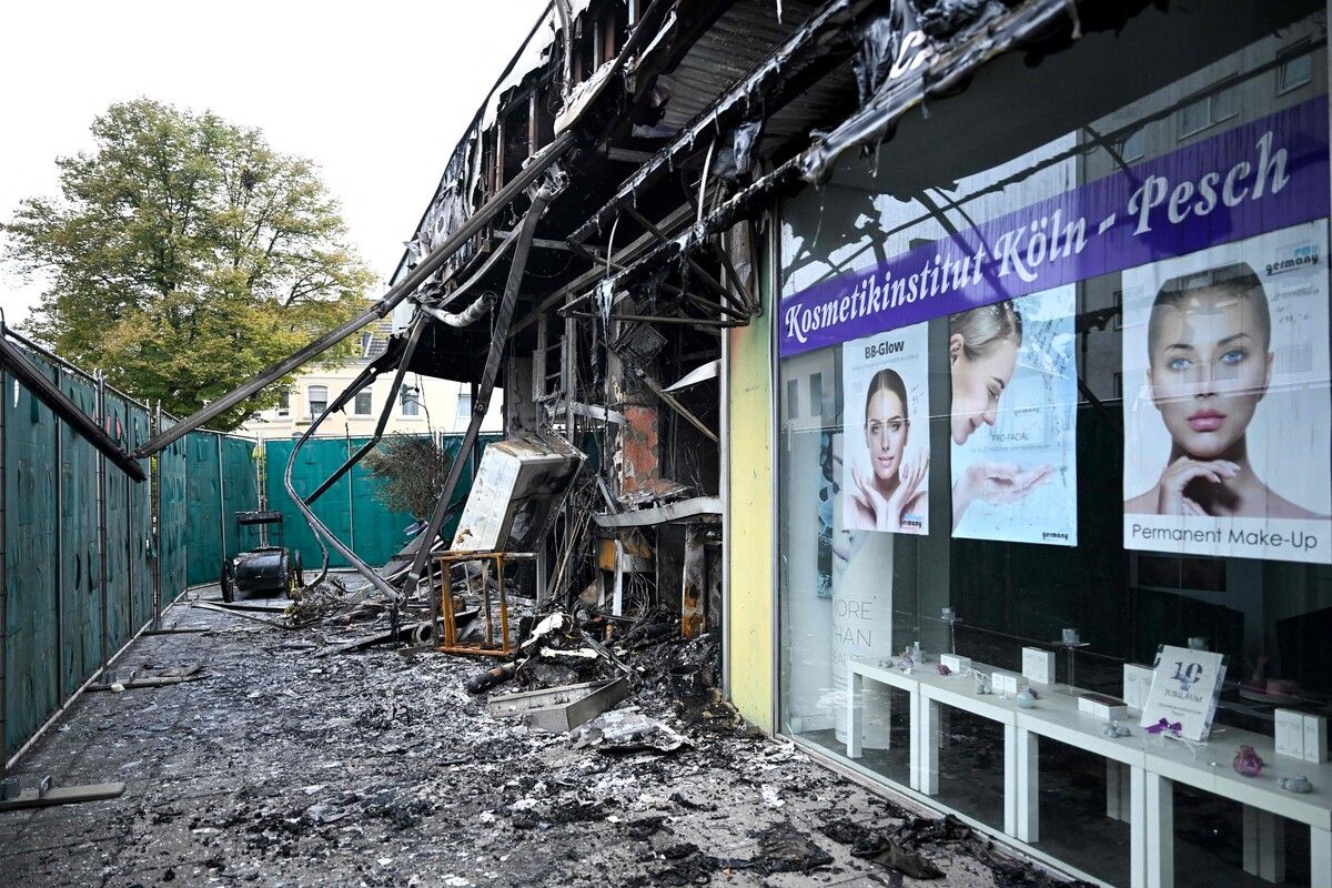 Ein Café im Erdgeschoss eines Mehrfamilienhauses ist vollständig ausgebrannt.⇒AFP