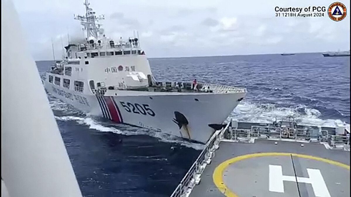Ein chinesisches rammt ein philippinisches Schiff.⇒AFP/Philippine Coast Guard