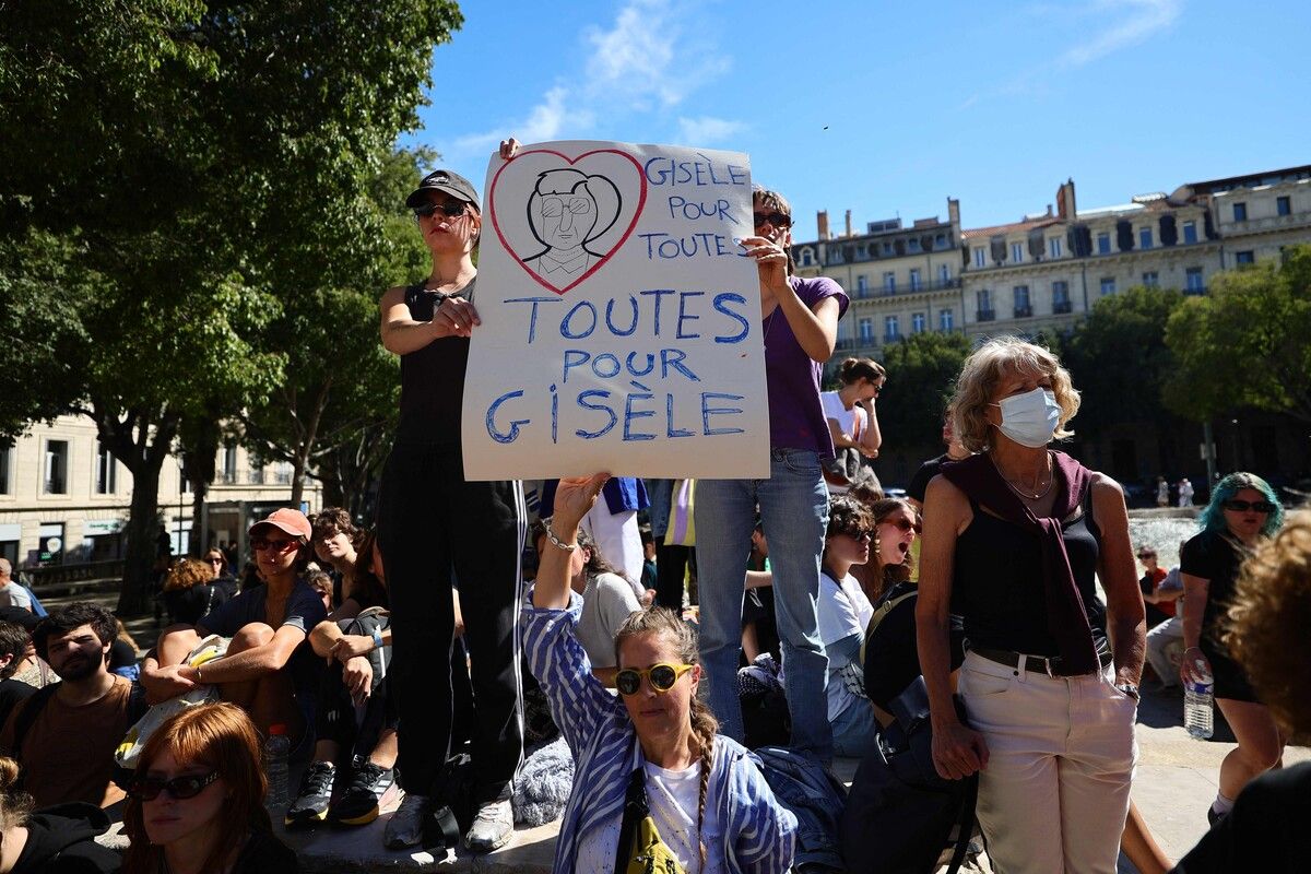 Ein Demonstrant hält während einer Demo in Marseille für Opfer sexueller Gewalt zur Unterstützung von Gisele Pelicot ein Plakat in Händen. AFP
