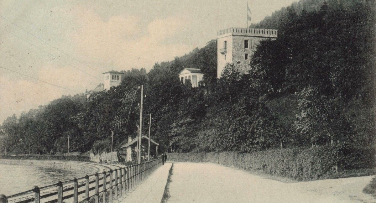 Ein Foto aus dem Jahre 1935 zeigt uns die Bahntrasse entlang des Bodenseeufers, wie sie im Jahre 1872 angelegt wurde, noch mit dem Bahnwärterhäuschen, das dann im Zuge des Ausbaus der L190 abgerissen wurde.⇒
              ⇒
              Schallert/BMS/OGS Lochau