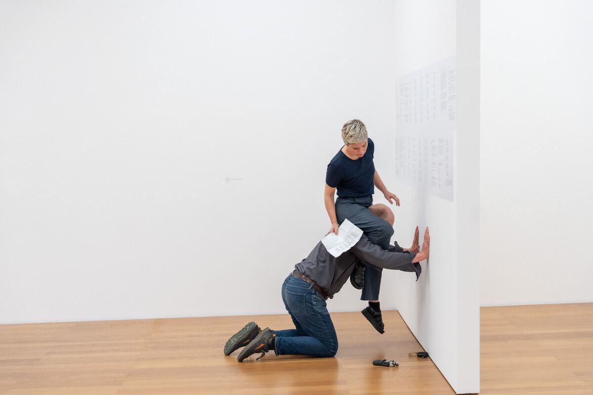 Ein integraler Bestandteil der Ausstellung ist Georgia Sagris neue Performance “City”. ⇒Sandra Maier © the artist