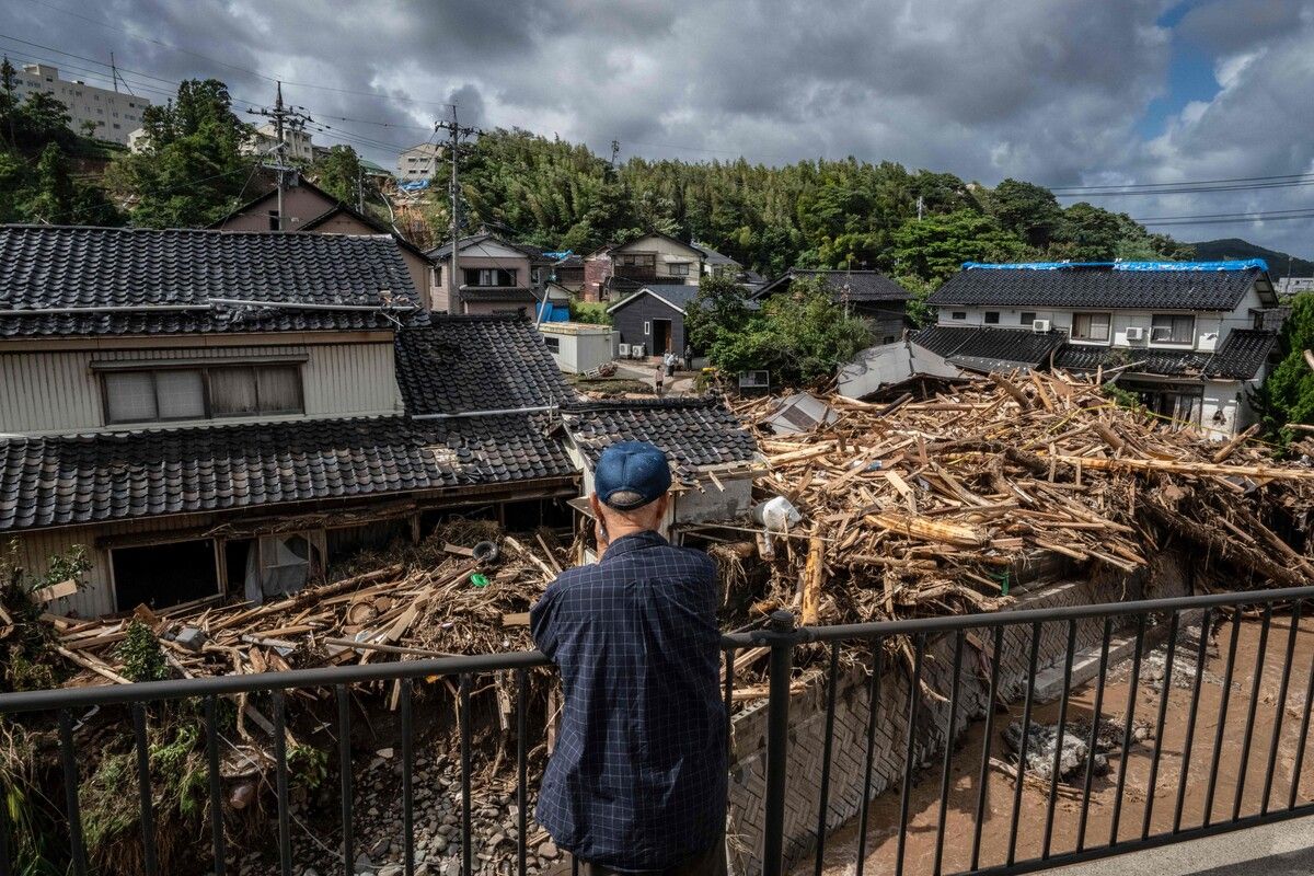 Ein Japaner schaut zu, wie sich nach schweren Regenfällen in der Stadt Wajima Trümmer entlang des Tsukada-Flusses stapeln. AFP