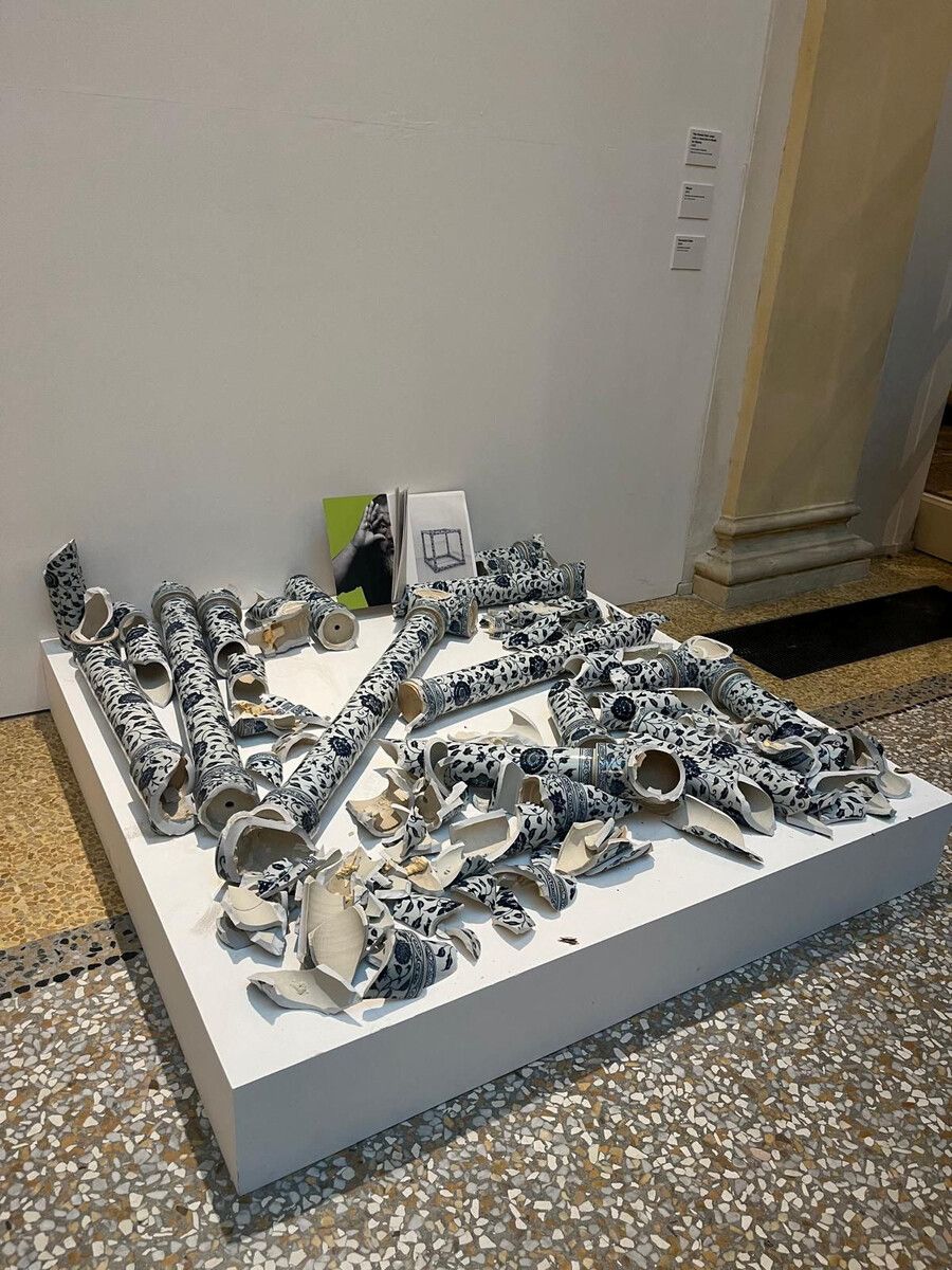 Ein Mann zertrümmerte eine Skulptur von Ai Weiwei.⇒Genus Bononiae Press Office