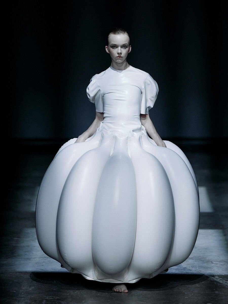 Ein Model präsentiert bei der London Fashion Week eine eigenwillige Kreation des Modelabels Harri auf dem Laufsteg. AFP