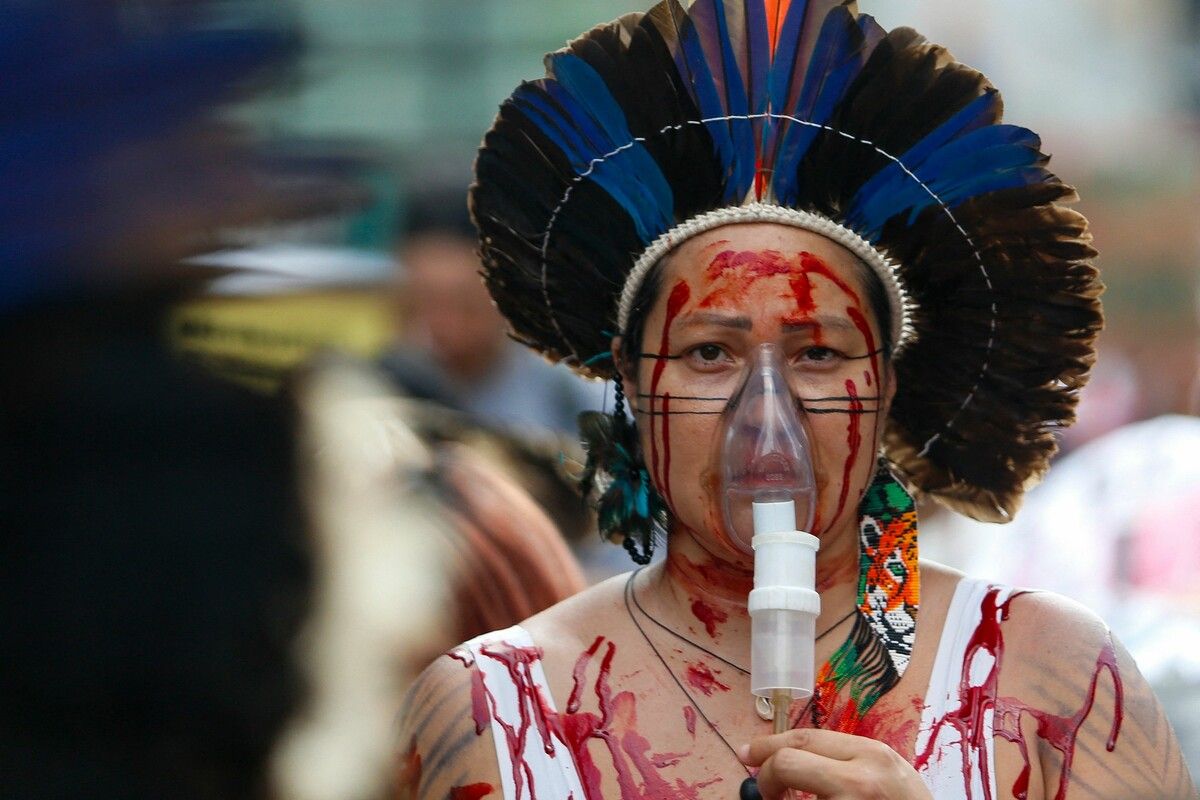 Eine indigene Frau trägt eine Sauerstoffmaske bei einem Marsch für Klimagerechtigkeit und gegen landesweite Waldbrände in Brasilien. AFP