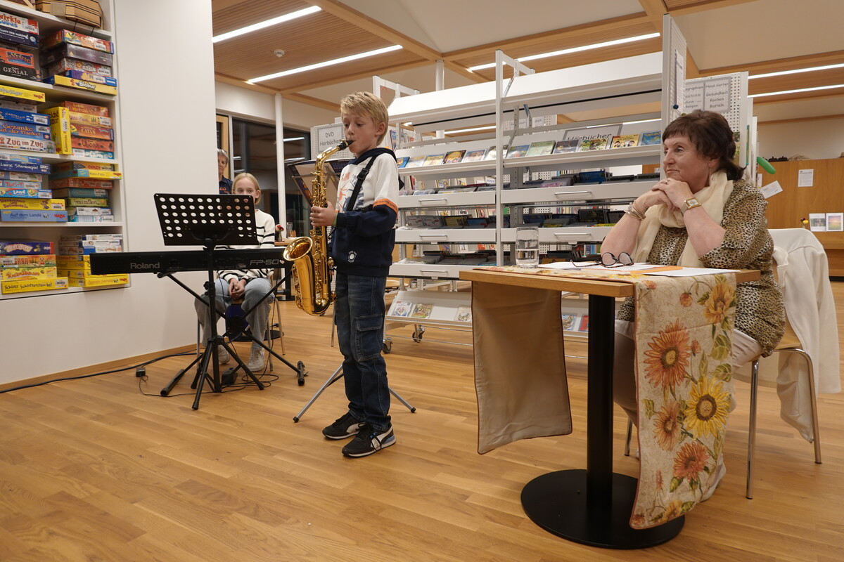 Emilia und Laurenz Burtscher mit Anne Mathes. ⇒Fliri