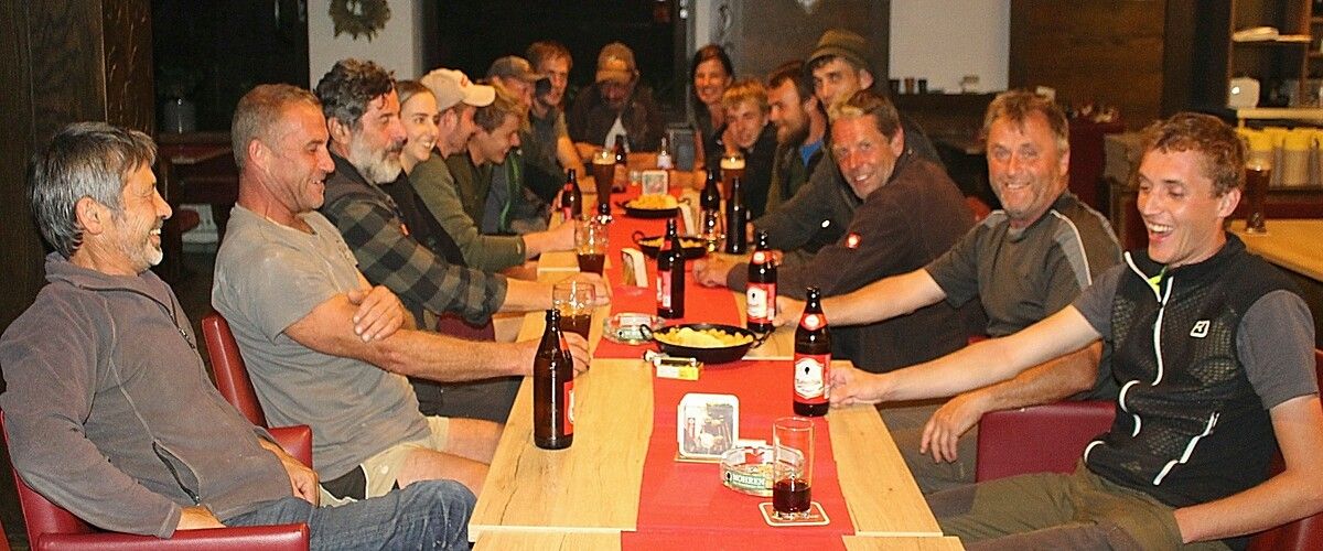 Erleichtert und mit berechtigtem Stolz feierten die „Schafretter“ im Restaurant Zum Fraaanz den erfolgreichen Abschluss einer spektakulären Aktion. ⇒STP
