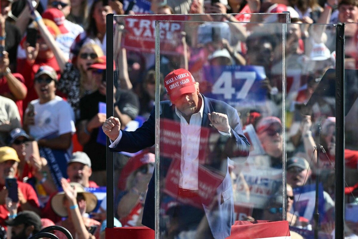 Ex-US-Präsident Donald Trump hält seine Rede bei einer Wahlkampfkundgebung in North Carolina hinter kugelsicherem Glas. afp