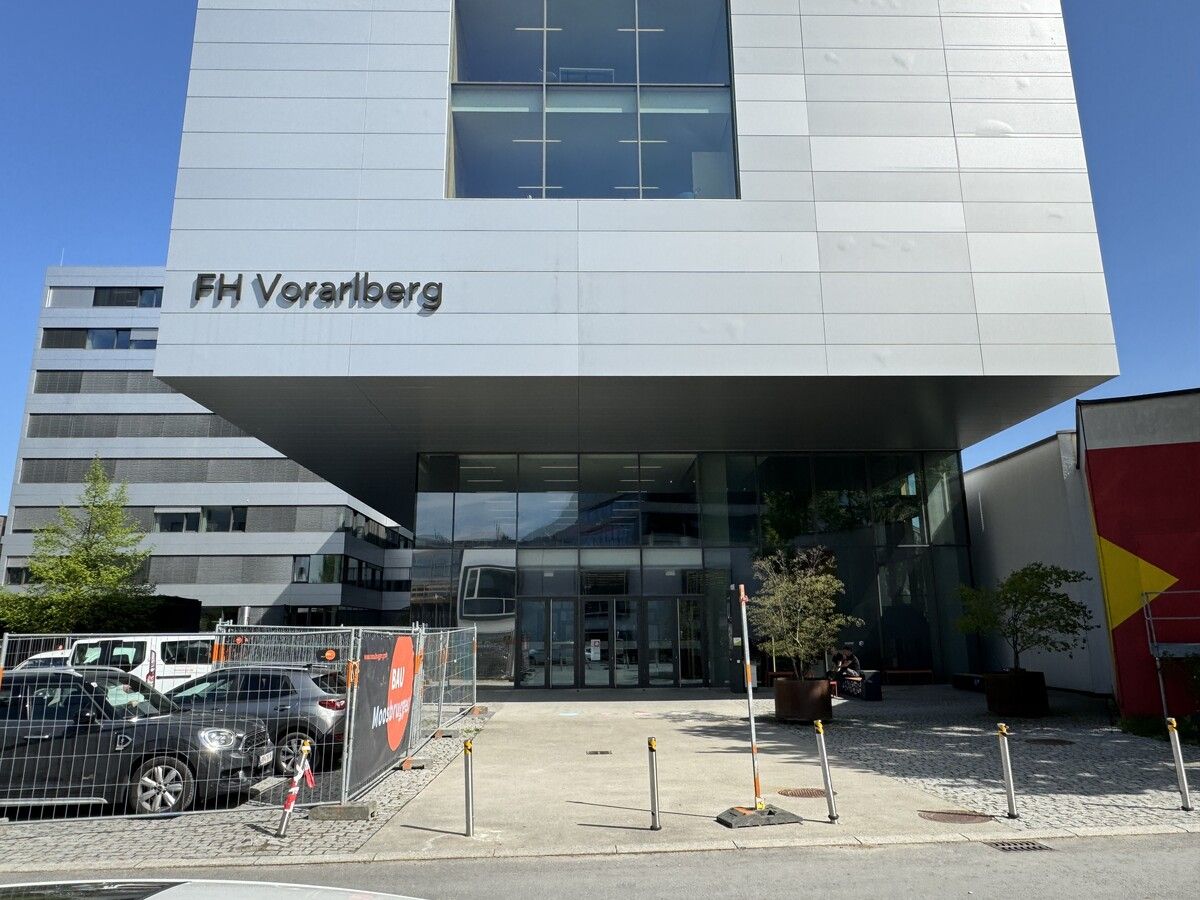 An der FH wird gebaut. Allerdings nicht mehr ganz so wie geplant. Die finanzielle Lage sei aber stabil, sagt der FH-Chef. ⇒VOL/Stier