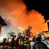 Stall brennt lichterloh