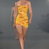 Klebeband-Kleid