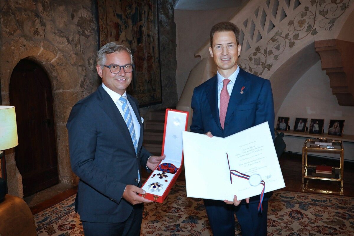 Finanzminister Magnus Brunner (l.) wurde von Liechtensteins Erbprinz Alois augezeichnet. ⇒IKR Vaduz