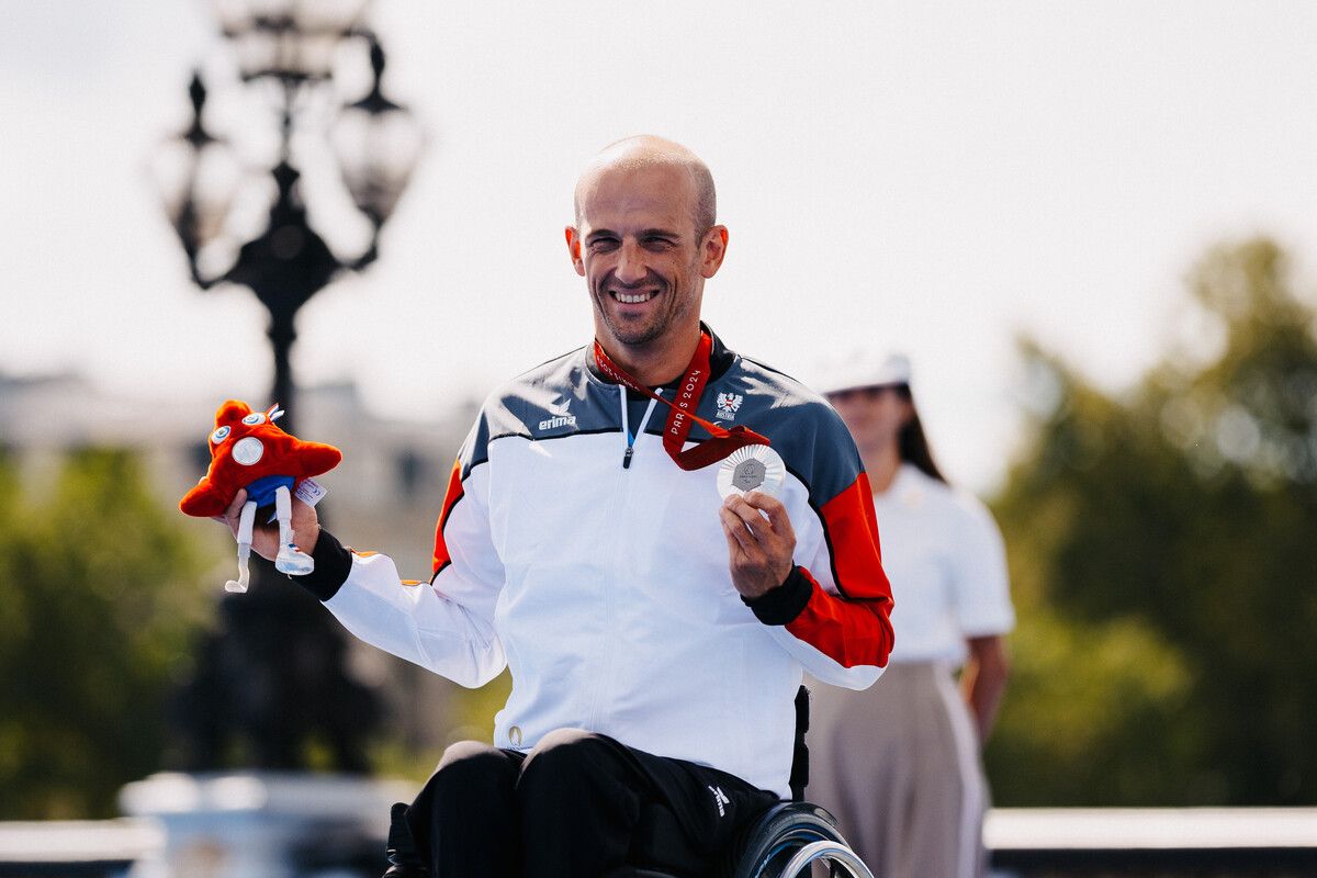 Florian Brungraber präsentiert stolz seine Silbermedaille von Paris.⇒gepa
