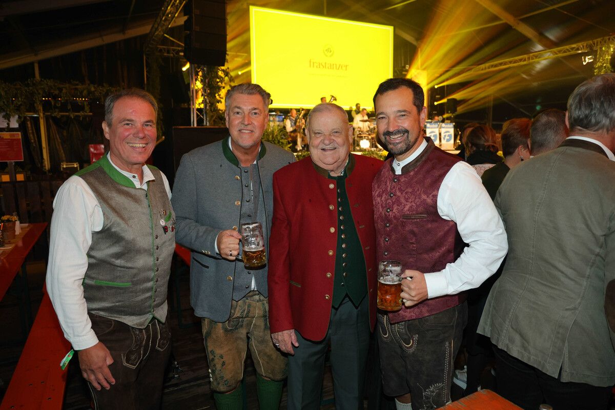 Friseure Gerhard Ölz, Günther Plaickner und Peter Schenk mit Gerald Loacker.