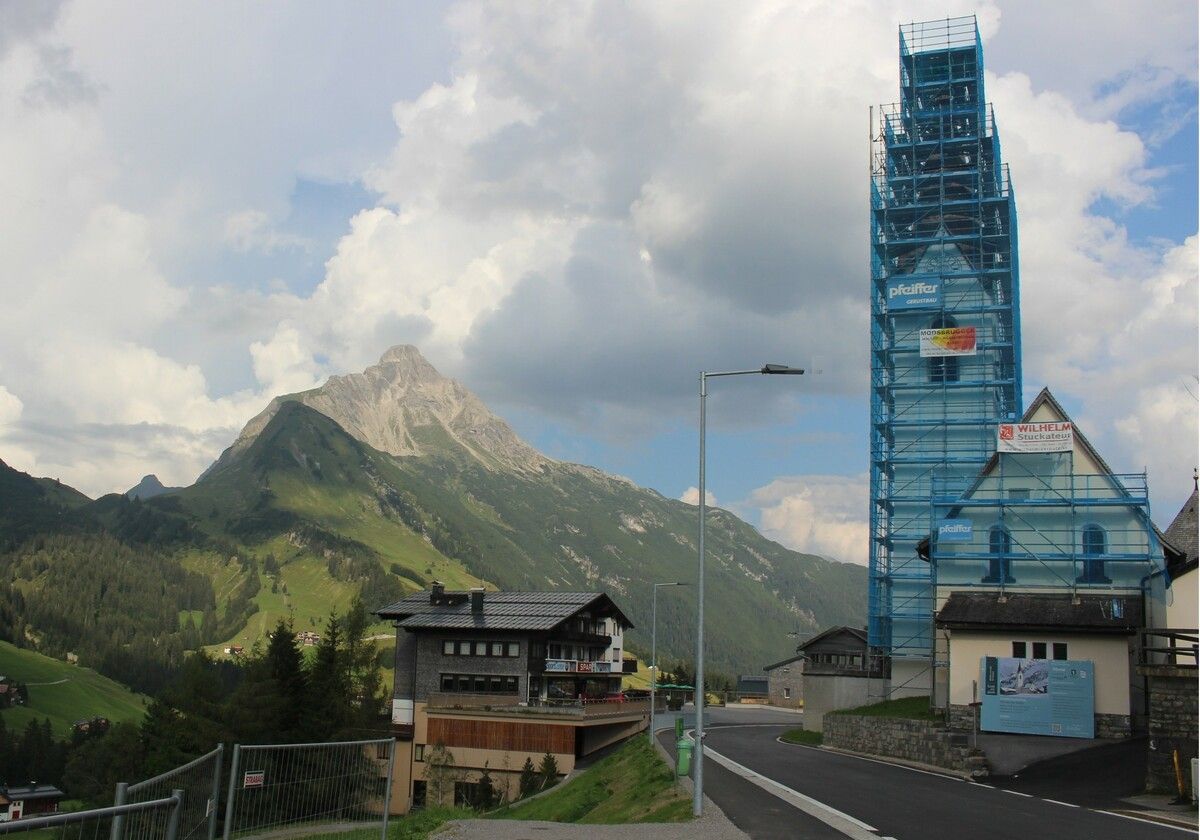 Für eine Generalrenovierung war der Turm den Sommer über blau verkleidet. Am Samstag, 19 Uhr, werden Turm, Kreuz und Kugel eingeweiht. ⇒STP