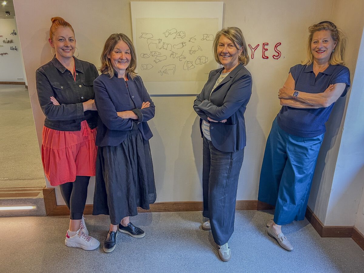 Galeristin Sandra Kacetl, Künstlerin Imelda Wachter, Theresia Bilgeri und Raphaela Stefandl bei der Eröffnung im 9und20. ⇒Franc