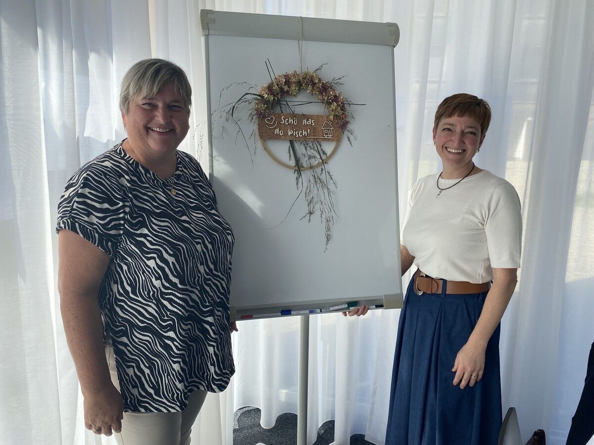 Gastgeberin des Demenzcafés, Sabine Pichler (l.), und Einsatzleiterin beim Mobilen Hilfsdienst, Simona Marinier (r.), begrüßen die Gäste.